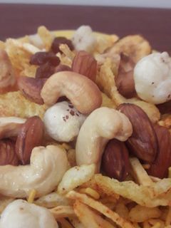 મિક્સ પોહા-મખાના(Mix Poha Makhana recipe in Gujarati) રેસીપી મુખ્ય ફોટો