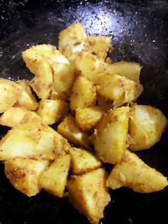 भुने हुए आलू (bhune huye aloo recipe in Hindi) रेसिपी मुख्य फोटो