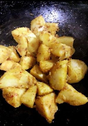 भुने हुए आलू (bhune huye aloo recipe in Hindi) रेसिपी मुख्य फोटो