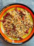 Insalata di farro con pomodori secchi, pistacchio e noci