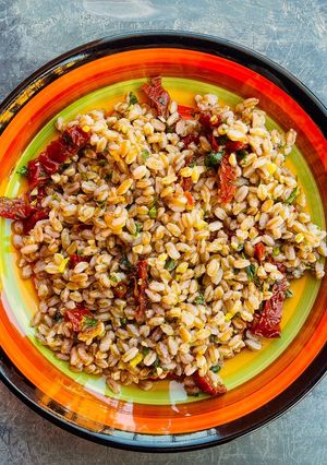 Foto di Insalata di farro con pomodori secchi, pistacchio e noci