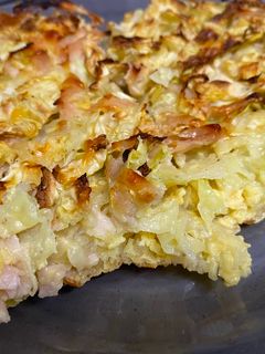 Una foto de Tarta salada / pastel salado de repollo con pavo fácil