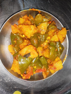आलू शिमला मिर्च (aloo shimla mirch recipe in Hindi) रेसिपी मुख्य फोटो