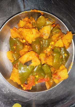 आलू शिमला मिर्च (aloo shimla mirch recipe in Hindi) रेसिपी मुख्य फोटो