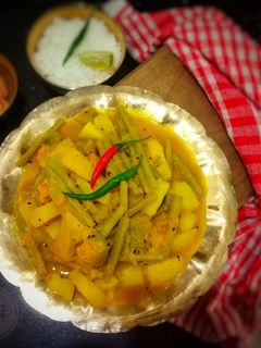 কুমড়ো আলু দিয়ে সজনে ডাঁটার তরকারি(Kumro aloo diye sajne datar torkari recipe in Bengali) রেসিপির প্রধান ছবি