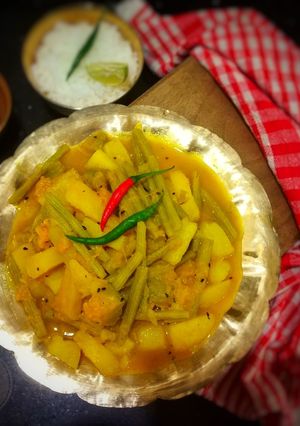 কুমড়ো আলু দিয়ে সজনে ডাঁটার তরকারি(Kumro aloo diye sajne datar torkari recipe in Bengali) রেসিপির প্রধান ছবি