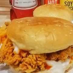 A picture of Crunchy zinger burger.