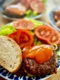 Hamburguesa de solomillo con cebolla caramelizada y salsa brava