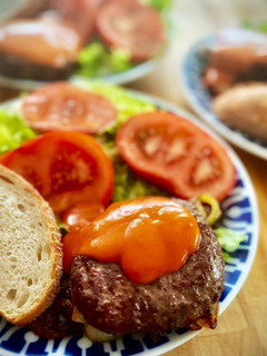 Una foto de Hamburguesa de solomillo con cebolla caramelizada y salsa brava