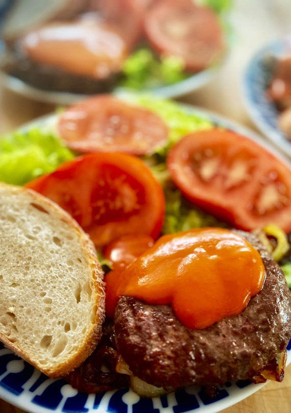 Una foto de Hamburguesa de solomillo con cebolla caramelizada y salsa brava