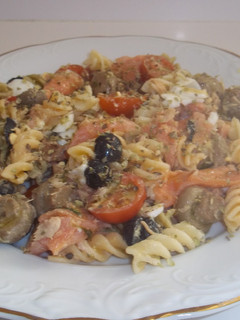 Una foto de Ensalada de espirales vegetales con salmón