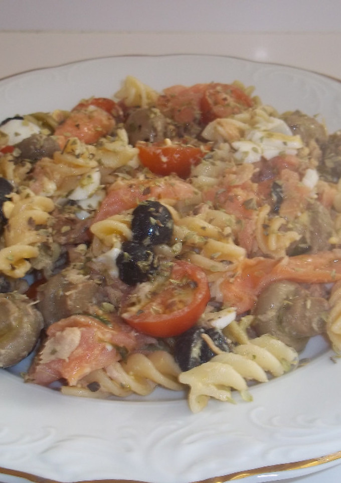 Una foto de Ensalada de espirales vegetales con salmón