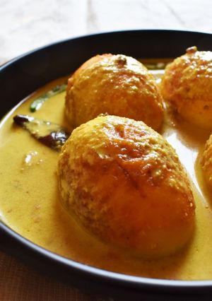 A picture of Dim Posto-Sorshe (Egg cooked in Poppy-Mustard Seed Paste).
