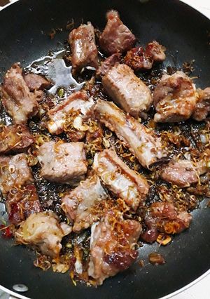 Hình của món Sườn ram sả tắc.