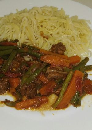 A picture of Spaghetti with green beans carrot stew.