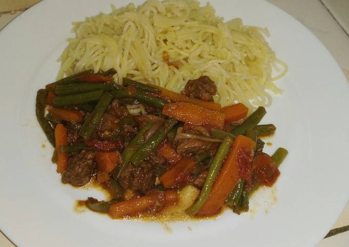 Spaghetti with green beans carrot stew