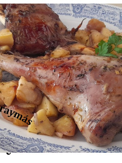 Una foto de Cordero al horno con manzanas