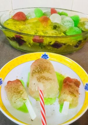 A picture of Baraf ka Gola or Chuski with Candies.