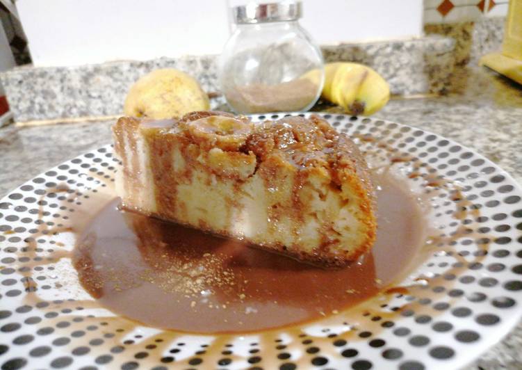 Torta alle, banane, pere, e zucchero di canna, con fonduta di cioccolato fondente e cannella