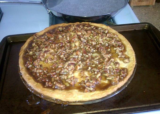 peach pie with candied pecan topping