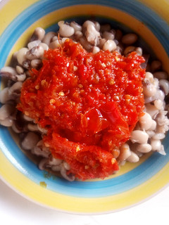 A picture of Beans and redoil sauce.