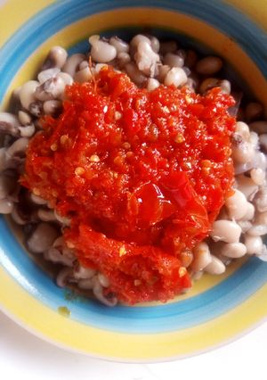 A picture of Beans and redoil sauce.