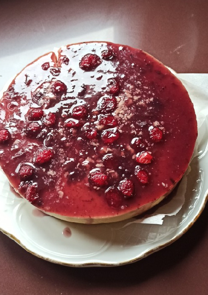 Una foto de Tarta fría de mango y arándanos