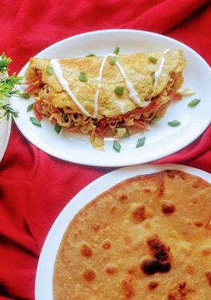 A picture of Vegetable noodles omlete.