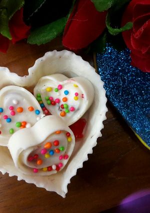 হার্ট শেপ হোয়াইট চকলেট (Heart shaped white chocolate recipe in Bengali) রেসিপির প্রধান ছবি