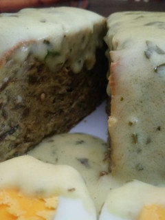 Una foto de Budín de berenjenas con salsa de mostaza