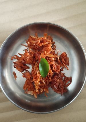வெங்காய பக்கோடா (Venkaaya pakoda recipe in tamil) செய்முறை முக்கிய புகைப்படம்
