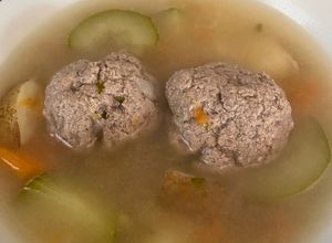 Una foto de Albóndigas en caldo