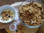 Una foto di miele granola