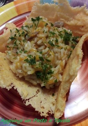 Foto di Risotto zucca e salsiccia in cestino di grana