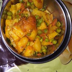 A picture of Masala aloo matar.