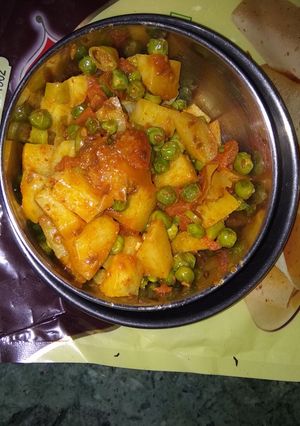 A picture of Masala aloo matar.