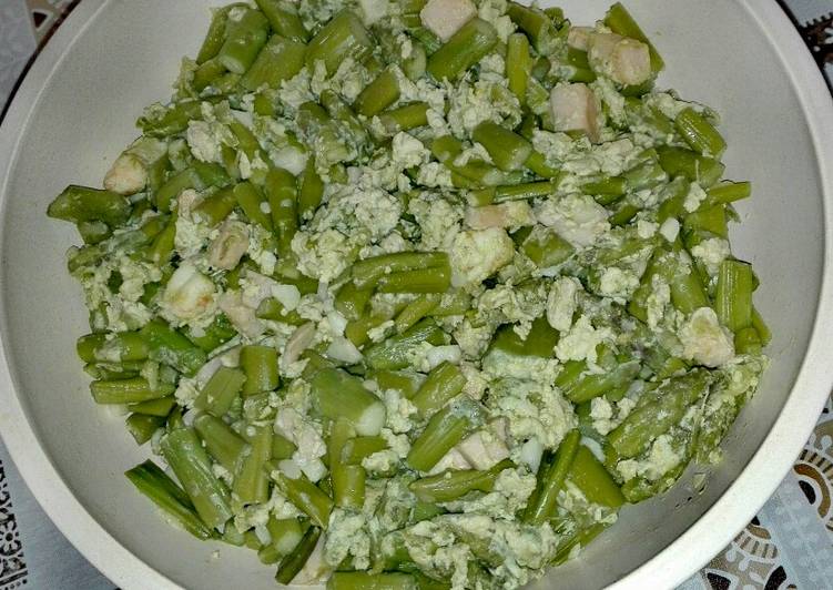 Revuelto de espárragos, gambas y pavo