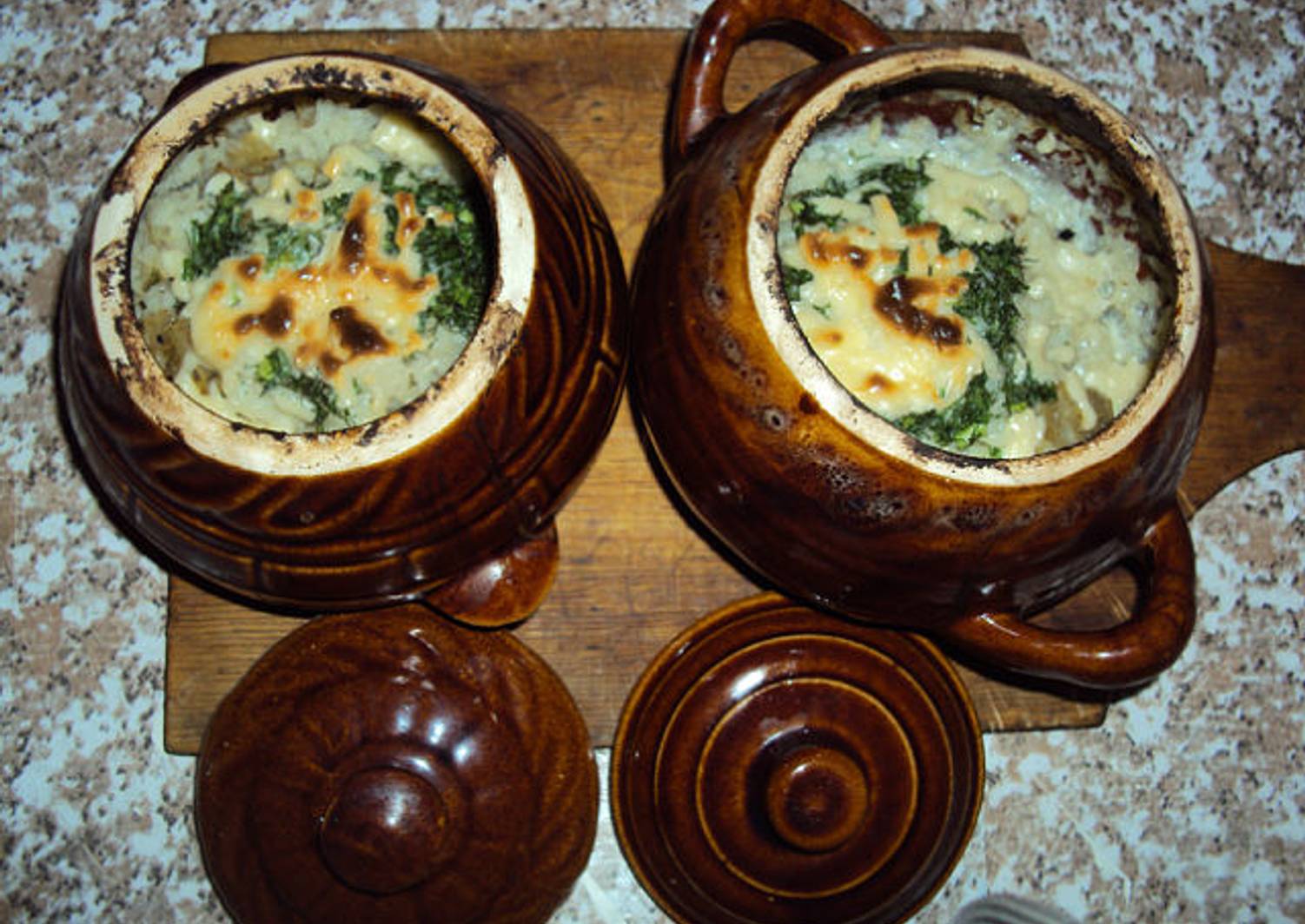 Блюда в глиняном горшке. Рыба в горшочках в духовке. Рыба в горшочке. Рецепт рыба в горшочках. Горбуша в горшочке.