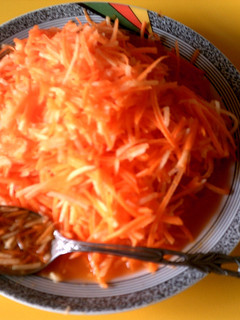 Una foto de Ensalada de zanahoria y manzana