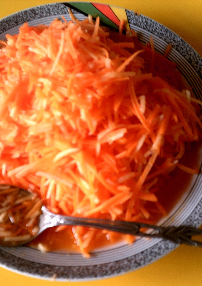 Una foto de Ensalada de zanahoria y manzana