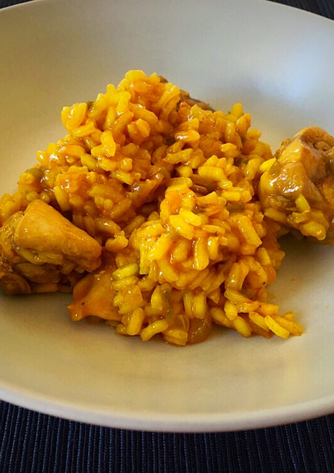 Una foto de Arroz con pollo al curry