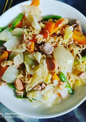 Hình của món Mì xào thịt heo, xúc xích.