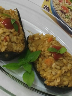 Una foto de Berenjenas rellenas de trigo tierno con verduritas