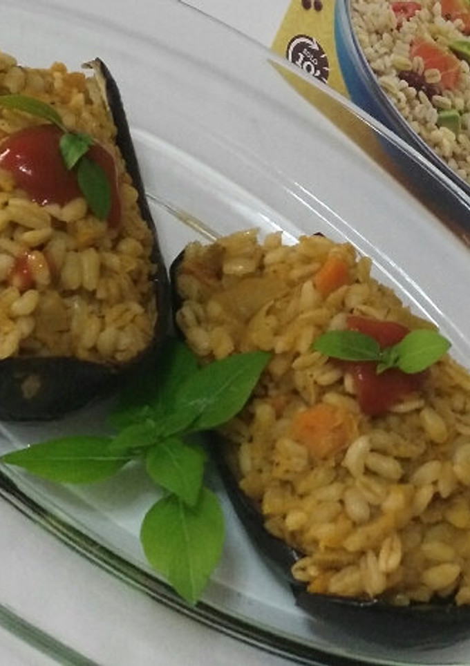 Una foto de Berenjenas rellenas de trigo tierno con verduritas