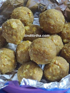 முழு கோதுமை மாவு வால்நட் லட்டு / godhi hittina unde செய்முறை முக்கிய புகைப்படம்