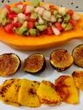 Papaya rellena de frutas con higos y melocotón a la plancha