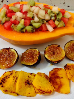 Una foto de Papaya rellena de frutas con higos y melocotón a la plancha