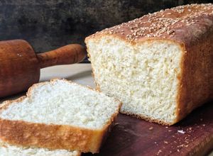 Una foto de Pan lactal fácil, económico, rendidor, aireado, sin balanza 🍞