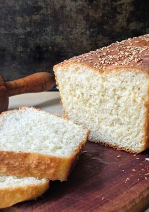 Una foto de Pan lactal fácil, económico, rendidor, aireado, sin balanza 🍞