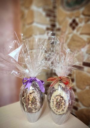 Foto di Uova di Pasqua variegato con frutta secca